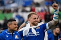 ラグビーシックスネーションズ第4節、イタリア対スコットランド。勝利を喜ぶイタリアのモンティ・イオアネ（左）とニッコロ・カンノーネ（2024年3月9日撮影）。(c)Alberto PIZZOLI / AFP