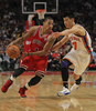 11-12NBA、シカゴ・ブルズ（Chicago Bulls）対ニューヨーク・ニックス（New York Knicks）。ニューヨーク・ニックスのジェレミー・リン（Jeremy Lin、右）にドライブを仕掛けるをシカゴ・ブルズのデリック・ローズ（Derrick Rose、2012年3月12日撮影）。(c)AFP/Getty Images/Jonathan Daniel