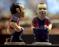 　スペイン・カタルーニャ（Catalonia）地方で、今年もクリスマス恒例の排便人形「カガネル（Caganer、「排便」の意）がお目見えした。カタルーニャでは、クリスマスシーズンになると有名人が排泄する姿を模した陶器の人形を自宅内に隠し、招待客に探させるのが恒例行事となっている。18世紀から続く風習で、カガネルは翌年の豊穣（ほうじょう）、希望、繁栄の象徴とされている。

　写真は、バルセロナ（Barcelona）のクリスマス市に登場した、サッカー・スペイン1部リーグ、FCバルセロナ（FC Barcelona）のアンドレス・イニエスタ（Andres Iniesta）選手のカガネル（2009年12月21日撮影）。(c)AFP/LLUIS GENE