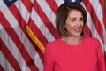 米首都ワシントンの連邦議会議事堂で、下院議長就任宣誓を行う民主党のナンシー・ペロシ氏（2019年1月3日撮影）。(c)SAUL LOEB / AFP