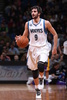 13-14NBAミネソタ・ティンバーウルブズ（Minnesota Timberwolves）対ロサンゼルス・レイカーズ（Los Angeles Lakers）。ボールを運ぶミネソタ・ティンバーウルブズのリッキー・ルビオ（Ricky Rubio、2014年2月4日撮影）。(c)AFP/Getty Images/NBAE/David Sherman
