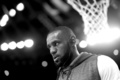 16-17NBAファイナル第5戦、ゴールデンステイト・ウォリアーズ対クリーブランド・キャバリアーズ。試合開始前のウォームアップに臨むクリーブランド・キャバリアーズのレブロン・ジェームズ（2017年6月12日撮影）。(c)AFP/Getty Images/Ezra Shaw