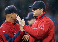 09MLB、ボストン・レッドソックス（%%Boston Red Sox%%）対オークランド・アスレチックス（%%Oakland Athletics%%）。試合はレッドソックスが5-2で勝利した。写真は試合を終えてテリー・フランコナ（%%Terry Francona%%）監督（左）とハイタッチを交わすレッドソックスのジョシュ・ベケット（%%Josh Beckett%%）。（2009年7月7日撮影）(c)AFP/Getty Images/Elsa