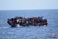 リビア沖の地中海で起きた移民船転覆の瞬間。イタリア海軍公開（2016年5月25日提供）。(c)AFP/MARINA MILITARE