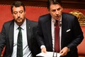 イタリアの首都ローマにある上院議会の議場で演説するジュセッペ・コンテ首相（右）と、隣に座るマッテオ・サルビーニ副首相兼内相（左、2019年8月20日撮影）。(c)Andreas SOLARO / AFP