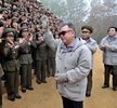 北朝鮮軍部隊を視察する金正日（Kim Jong-Il）総書記（撮影日不明、2011年11月2日公開）。(c)AFP/KCNA VIA KNS