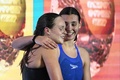 第21回世界水泳選手権、競泳女子400メートル個人メドレー決勝。客席からブーイングを受けたイスラエルのアナスタシア・ゴルベンコ（左）を慰める英国のフレヤ・コンスタンス・コルバート（2024年2月18日撮影）。(c)SEBASTIEN BOZON / AFP