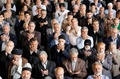 イランのテヘランで行われた金曜礼拝に参列した人たち（2015年4月3日撮影）。(c)AFP/ATTA KENARE