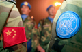 2007年11月23日、河南（Henan）省、鄭州（Xinzheng）国際空港で、出発前に国連PKO部隊のマークをつけた制服を着て整列する人民解放軍兵士。(c)AFP/TEH ENG KOON