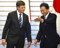 都内・首相官邸でヤンペーター・バルケネンデ（Jan Peter Balkenende）首相（左）を出迎える鳩山由紀夫（Yukio Hatoyama）首相（右、2009年10月26日撮影）。(c)AFP/DAI KUROKAWA