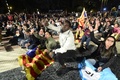 スペインのカタルーニャ自治州バルセロナの広場で、住民投票の締め切り後、開票結果を待つ人たち（2017年10月1日撮影）。(c)AFP/JOSE JORDAN
