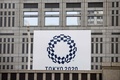 都庁に掲げられた東京五輪のバナー（2021年1月22日撮影）。(c)Behrouz MEHRI / AFP