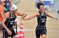 第17回アジア競技大会（17th Asian Games、Asiad）トライアスロンの混合リレーで、上田藍（Ai Ueda、右）からレースを引き継ぐ細田雄一（Yuichi Hosoda、2014年9月26日撮影）。(c)AFP/JUNG YEON-JE