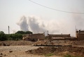 シリア北部ラッカのメシュレブ地区で建物から立ち上る煙（2017年6月7日撮影）。(c)AFP/DELIL SOULEIMAN
