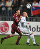 2010年サッカーW杯南アフリカ大会（%%2010 World Cup%%）欧州プレーオフ、スロベニア対ロシア第2戦。試合はスロベニアが1-0で勝利し、2試合合計スコアは2-2となるもアウェーゴールで上回るスロベニアが本大会出場を決めた。写真はロシアのユーリ・ジルコフ（%%Yuri Zhirkov%%）とボールを競るスロベニアのミソ・ブレシュコ（%%Miso Brecko%%）。（2009年11月18日撮影）(c)AFP/HRVOJE POLAN