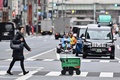 ウーバーイーツ・ジャパン、三菱電機、ロボット開発会社のカートケンが提携したロボットによる宅配サービスのデモンストレーションで、東京都内の道路を横断する無人ロボット（2024年3月5日撮影）。(c)Richard A. Brooks / AFP