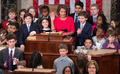 米首都ワシントンの連邦議会議事堂で、議員の子どもや孫たちに囲まれるナンシー・ペロシ下院議長（2019年1月3日撮影）。(c)SAUL LOEB / AFP