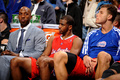 12-13NBA、デンバー・ナゲッツ（Denver Nuggets）対ロサンゼルス・クリッパーズ（Los Angeles Clippers）。ベンチで戦況を見つめるロサンゼルス・クリッパーズのクリス・ポール（Chris Paul）とブレイク・グリフィン（Blake Griffin、2013年1月1日撮影）。(c)AFP/Getty Images/NBAE/Garrett W. Ellwood