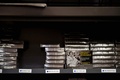 コンビニエンスストアで売られているたばこ（2023年8月1日撮影）。(c)ANDREJ IVANOV / AFP
