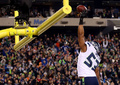 13NFL第48回スーパーボウル（Super Bowl XLVIII）、デンバー・ブロンコス（Denver Broncos）対シアトル・シーホークス（Seattle Seahawks）。タッチダウンを決め歓喜するシアトル・シーホークスのマルコム・スミス（Malcolm Smith、2014年2月2日撮影）。(c)AFP/Getty Images/Jeff Gross