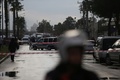 トルコ西部イズミルの裁判所前で起きた自動車爆弾攻撃の現場を封鎖する警察（2017年1月5日撮影）。(c)AFP/EMRE TAZEGUL