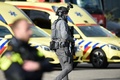 オランダ・ユトレヒトで、路面電車の車内で発砲事件が起きた現場近くを巡回する警察特殊部隊の隊員（2019年3月18日撮影）。(c)JOHN THYS / AFP