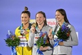 第19回世界水泳選手権、競泳女子200メートル平泳ぎの表彰式で、金メダルを手に喜ぶ米国のリリー・キング（中央、2022年6月23日撮影）。(c)Francois-Xavier Marit / AFP