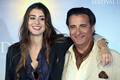 フランス北西部のリゾート地ドービル（Deauville）で4日から13日まで第35回ドービル・アメリカ映画祭（Deauville American Film Festival）が開催され、期間中多くのハリウッドスターが姿を見せた。写真は、映画『City Island』のフォトコールに登場した女優ドミニク・グラシア・ロリド（Dominik Garcia-Lorido、左）と父親で共演者のアンディ・ガルシア（2009年9月11日撮影）。(c)AFP/MYCHELE DANIAU