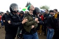 ロシアのサンクトペテルブルクで行われた反政府デモで、参加者を拘束する警官隊（2017年6月12日撮影）。(c)AFP/OLGA MALTSEVA