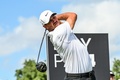 男子ゴルフ、リブゴルフ・インビテーショナル最終第8戦チーム戦、米マイアミ大会最終日。ショットを打つチーム主将のブルックス・ケプカ（2022年10月30日撮影）。(c)Giorgio VIERA/ AFP