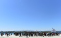 イタリア海軍の艦船に救出され、シチリア州アウグスタの港に到着した難民たち（2015年4月22日撮影）。AFP/ALBERTO PIZZOLI