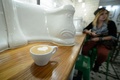 英ロンドン（London）で、古い公衆トイレのスペースをコーヒーショップに変えた「アテンダント（Attendant）」の内装（2014年10月3日撮影）。(c)AFP/LEON NEAL