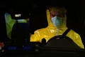 スペイン・ビゴの病院前に止められた救急車の運転席に座る医療従事者（2020年3月25日撮影、資料写真）。(c)MIGUEL RIOPA / AFP