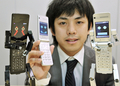 2008年2月28日、都内の東芝（Toshiba）本社で披露されたソフトバンクモバイル（Softbank Mobile）向けロボット型携帯電話「フォンブレイバー815T PB」。(c)AFP/Yoshikazu TSUNO