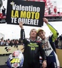 世界ロードレース選手権第5戦、フランスGPのMotoGPクラスを制したバレンティーノ・ロッシ（右）とポーズを取るアンヘル・ニエト氏（2008年5月18日撮影、資料写真）(c)AFP/JEAN FRANCOIS MONIER