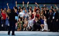 ソチ冬季五輪、フィギュアスケートのエキシビション終了後に記念撮影を行う選手ら（2014年2月22日撮影）。(c)AFP/JOHN MACDOUGALL