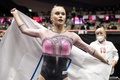 第50回世界体操競技選手権、女子個人総合決勝。優勝を喜ぶロシア体操連盟（RGF）のアンジェリーナ・メルニコワ（2021年10月21日撮影）。(c)Charly TRIBALLEAU / AFP
