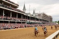 米国競馬のG1レース、第149回ケンタッキーダービー。トップでゴールするハビエル・カステリャーノ騎手騎乗のメイジ（2023年5月6日撮影）。(c)Michael Reaves/Getty Images/ AFP