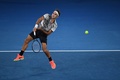 全豪オープンテニス、男子シングルス4回戦。スマッシュを打つロジャー・フェデラー（2017年1月22日撮影）。(c)AFP/WILLIAM WEST