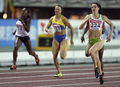 女子400メートルハードル・準決勝に臨むローリンソン（右）。(c)AFP/MARK RALSTON
