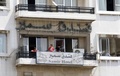 シリアの首都ダマスカス（Damascus）のホテルのバルコニーに立つ国内避難民の子ども（2013年9月3日撮影）。(c)AFP/LOUAI BESHARA