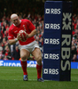 トライを決めるウェールズのトム・シャンクリン（%%Tom Shanklin%%）。(c)AFP/GEOFF CADDICK