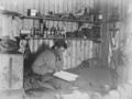 南極のアデア岬（Cape Adare）に建てた小屋でパイプを吸いながら読書するジョージ・マレー・レビック（George Murray Levick、撮影日不明、2014年10月23日公開、資料写真）。(c)AFP/ANTARCTIC HERITAGE TRUST (NZ)