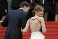 南仏カンヌ（Cannes）で開催中の第66回カンヌ国際映画祭（Cannes Film Festival）で16日、「ある視点」部門に出品されたソフィア・コッポラ（Sofia Coppola）監督作『The Bling Ring』の公式上映が行われた。同作は、2009年、ロサンゼルス（Los Angeles）で10代の若者たちがオーランド・ブルーム（Orlando Bloom）やリンジー・ローハン（Lindsay Lohan）らセレブの自宅を狙って空き巣に入った一連の事件をベースにしている。犯人の1人を演じた英女優エマ・ワトソン（Emma Watson）は「ハリー・ポッター（Harry Potter）」のハーマイオニー（Hermione）役として有名だが、本作で今どきの若者を演じるため、カーダシアン一家やパリス・ヒルトン（Paris Hilton）らが出演するリアリティー番組を何時間も見たという。写真は、レッドカーペットに登場したワトソン（2013年5月16日撮影）。(c)AFP/ANNE-CHRISTINE POUJOULAT