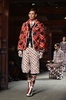 イタリア・ミラノ市内で発表された「モンクレール ガム・ブルー（Moncler Gamme Bleu）」14/15年秋冬コレクション（2014年1月12日撮影）。(c)AFP/ANDREAS SOLARO