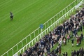 競馬、ブリティッシュ・チャンピオンズデー。キングオブスティールに騎乗してチャンピオンズステークスを制し、歓声に応えるフランキー・デットーリ騎手（2023年10月21日撮影）。(c)Glyn KIRK / AFP