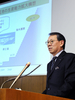 都内のシャープ（Sharp）本社で会見する浜野稔重（Toshishige Hamano）副社長（2008年11月27日撮影）。(c)AFP/Yoshikazu TSUNO