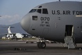 ネパールのカトマンズ国際空港に駐機する米軍のC17輸送機（手前）とタキシングする中国軍の輸送機（2015年5月3日撮影）。(c)AFP/Roberto SCHMIDT