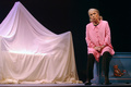 仏パリで舞台に出演する女優のダニエル・ダリューさん（2003年2月7日撮影）。(c)AFP/Eric Feferberg