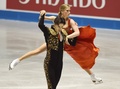 世界フィギュアスケート国別対抗戦2015、アイスダンス・ショートダンス。演技に臨むケイトリン・ウィーバー/アンドリュー・ポジェ組（2015年4月16日撮影）。(c)AFP/Toru YAMANAKA